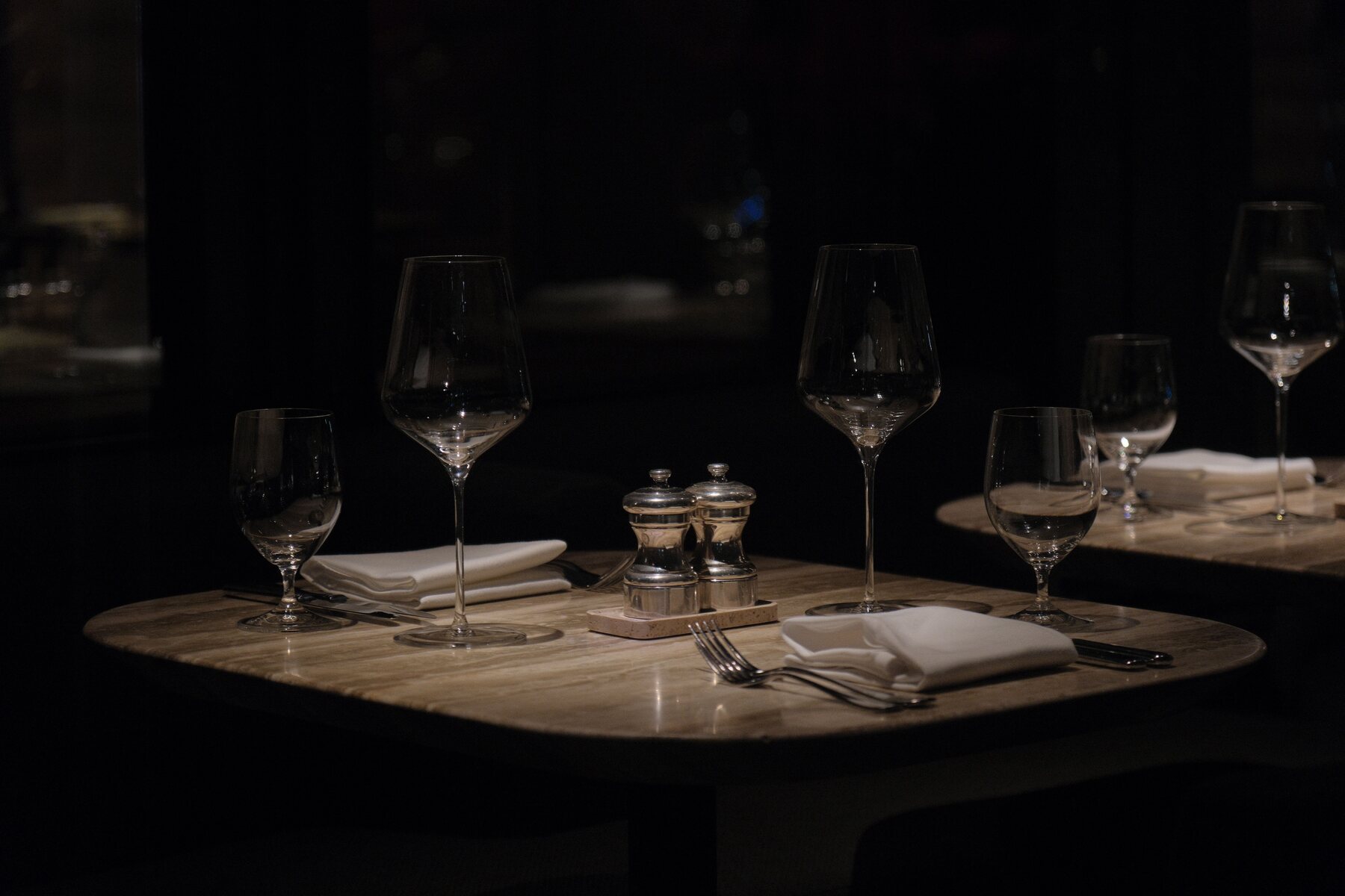 Interior de un restaurante contemporáneo preparado para el servicio